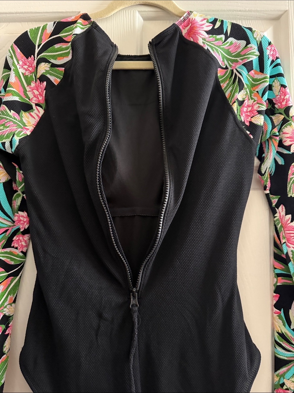 Hurley Black Floral Long Sleeve Rash Guard One Piece Swimsuit UPF 50 Size L - Picture 7 of 17